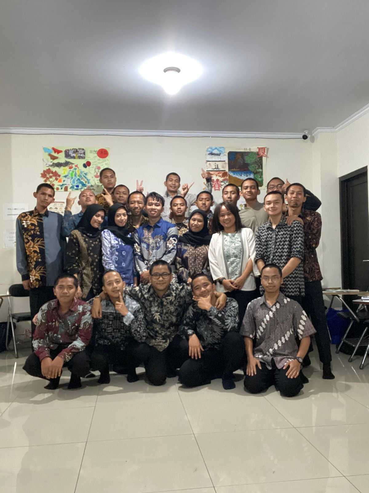 Peserta bersama staf dan mitra